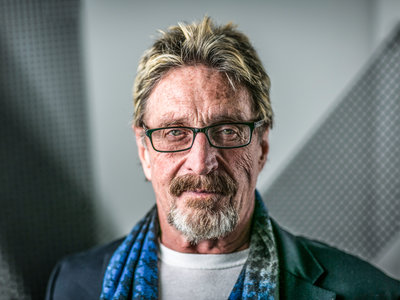 Por qué John McAfee ha doblado sus seguidores de Twitter en una semana y han acabado hackeándole la cuenta