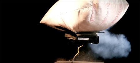 Así de violenta es la explosión del inflador de un airbag a cámara lenta