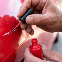 Mientras algunos usan barniz de uñas para quitarle los rayones al carro, los expertos advierten sobre el daño que puede causar 