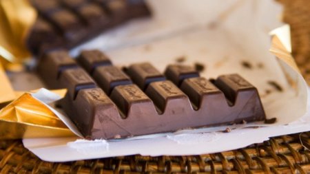 Análisis nutricional de una porción de chocolate
