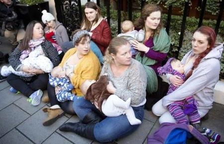 ¿Es buena idea reivindicar la lactancia con una "tetada" como han hecho en Londres?