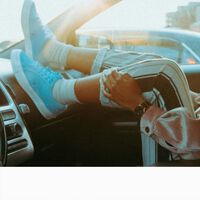 Si dejas que tu pasajero viaje con los pies en el salpicadero, os la jugáis los dos: hay riesgo de multa para ti y de lesiones físicas severas para él 