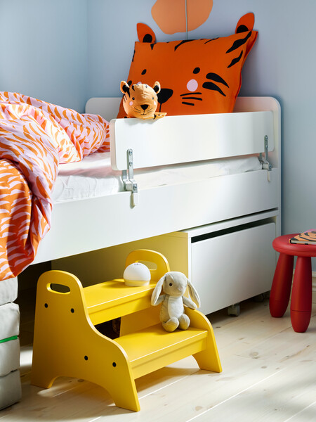Cama blanca con escalera amarilla
