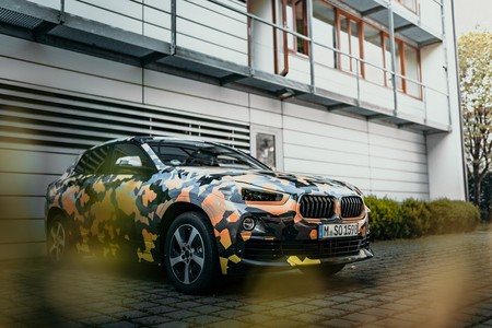 El BMW X2 se pasea por la jungla urbana con un camuflaje muy provocativo