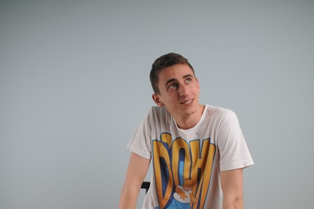 [Inocentada 2017] La curiosa historia del chico que con 18 años aún toma pecho y duerme con sus padres