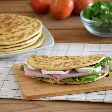 Cómo hacer piadinas italianas, la receta de pan plano en sartén sin levadura que te solucionará muchas comidas y cenas