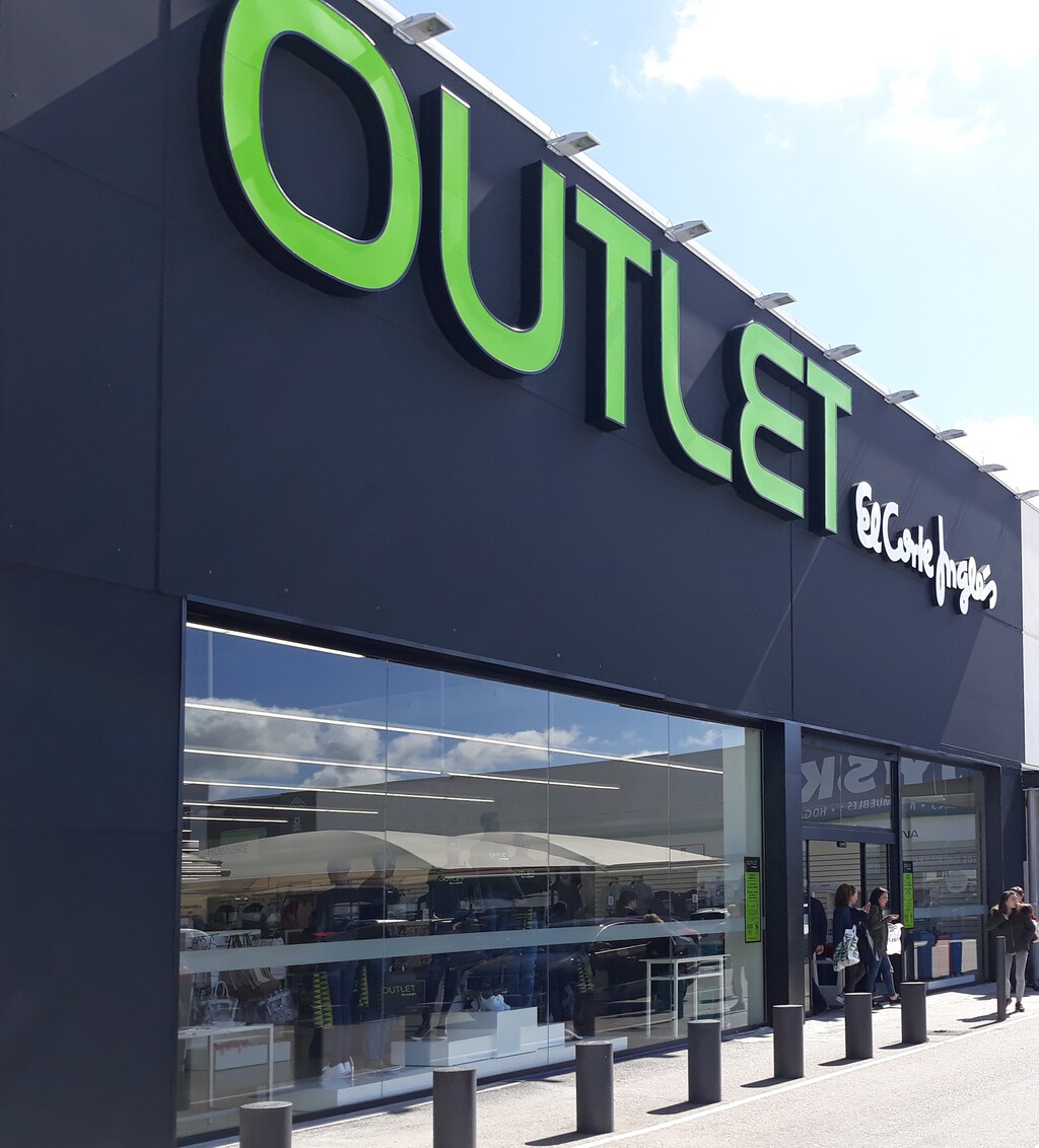 Aprovecha los súper descuentos del outlet de El Corte Inglés en estos abrigos que utilizarás por siempre porque son muy cómodos