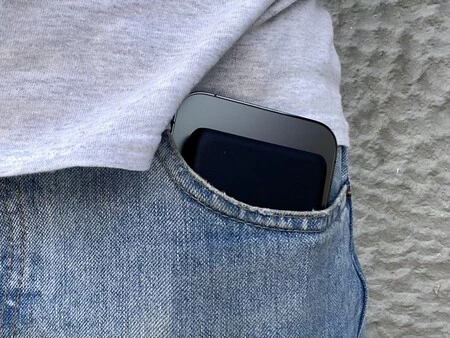 iPhone と一緒にバッテリーをややきつめのズボンに挿入すると、バッテリーが所定の位置から移動してしまいます。