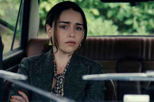 Emilia Clarke revela que se rompió una costilla mientras rodaba las escenas de sexo en su última serie: "Fueron tres hombres, durante varias horas" 