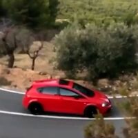 Derrapando e invadiendo el sentido contrario, en vídeo: así conducían cuatro imprudentes pillados por la Guardia Civil camuflada 