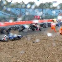 Así ha sido el incidente de MotoGP en Silverstone que ha terminado con cinco pilotos en el suelo