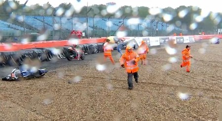 Así ha sido el incidente de MotoGP en Silverstone que ha terminado con cinco pilotos en el suelo