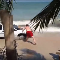 En Brasil, si te metes con el coche en la playa viene este señor del vídeo y te tira encima la madre de todas las piedras