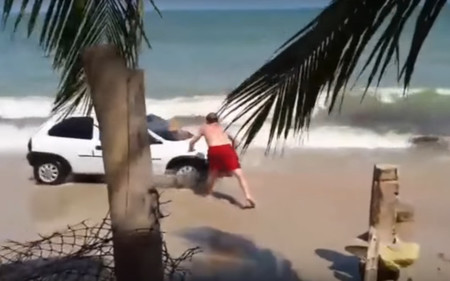 En Brasil, si te metes con el coche en la playa viene este señor del vídeo y te tira encima la madre de todas las piedras