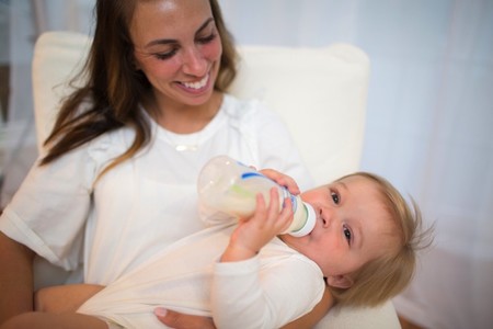 Beneficios de la leche de cabra y su uso como fórmula infantil para bebés