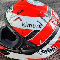 Alguien ha pasado una furgoneta por encima de varios cascos de moto para demostrar algo básico: lo barato a veces sale caro 