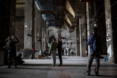 Visitantes em uma instalação artística na área das caldeiras em Berghain (Getty Images/Maja Hitij)