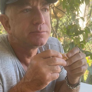 La rutina mañanera de Jeff Bezos lo desmiente: la hiperproductividad de los 'hombres de alto valor' es una farsa