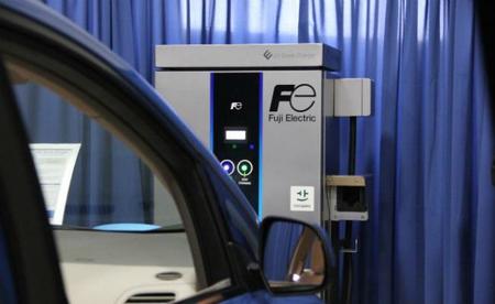 Fuji Electric presenta un nuevo modelo de estación de recarga semi-rápida