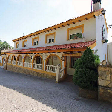 Venden una finca rústica de 8.400 m² con plaza de toros privada, una carpa para 250 personas y bodega subterránea 