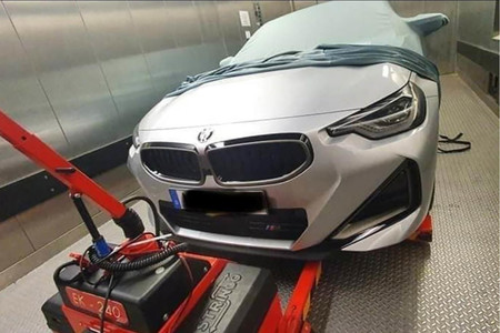 Rumor al canto: esto que asoma el morro podría ser el futuro BMW Serie 2 Coupé de tracción trasera en sus primeras imágenes