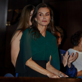 La reina Letizia agotó ayer el top verde esmeralda más elegante de Elie Saab x H&M. Fichamos la alternativa por menos de 20 euros 