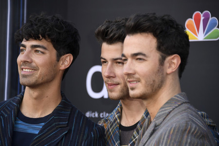 Los Jonas Brothers le dan un giro artístico y colorido al look sartorial para los Billboard Awards