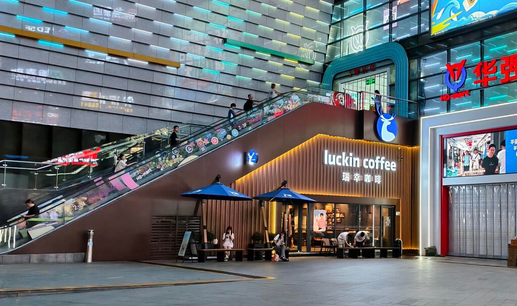 China no solo se está comiendo a Occidente en coches eléctricos o televisores. También amenaza a Starbucks