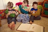 Los niños también juegan con bebés