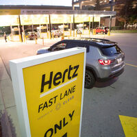 Un hombre alquila un coche con kilometraje ilimitado y lo devuelve con 40.000 km hechos en un mes. La empresa de alquiler amenazó con llevarle a la cárcel