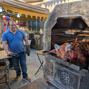 Edwin Duran se recorre los mercados medievales de toda España para hacer el cerdo asado que siempre arrasa: “A última hora, lo ponemos a 200º C para que cruja la piel”