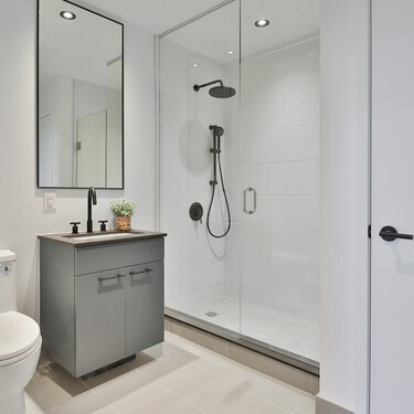 Lidl vende un estante para la ducha sin taladros ni obras que suma almacenaje en baños pequeños por menos de 20 euros 