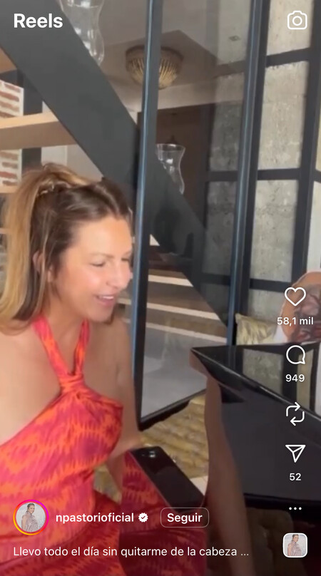 El salón cuenta con un piano decorativo pero con mucho uso. /@npastorioficial