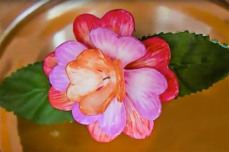 Esta flor artificial está programada para abrirse a una hora en concreto