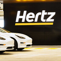 A Hertz no le dan las cuentas y da un paso atrás: venderá su flota de autos eléctricos y los reemplazará por coches a gasolina 