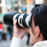 Cuando sales del hospital con tu bebé listo para irse a casa, ¡y te recibe toda la prensa británica!