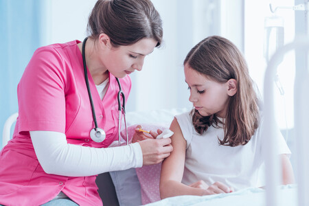 Pfizer anuncia que su vacuna es eficaz al 100% en adolescentes de 12 a 15 años y pedirá que se autorice lo antes posible
