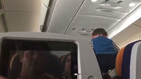 Graban a un niño que grita y corre convirtiendo un vuelo de ocho horas en una pesadilla, pero la culpa no es del niño