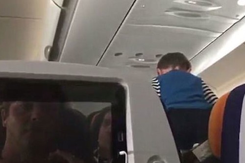 Graban a un niño que grita y corre convirtiendo un vuelo de ocho horas en una pesadilla, pero la culpa no es del niño