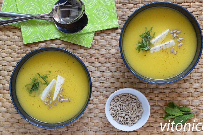 Sopa fría de melón al curry con queso feta. Receta de cocina saludable