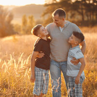 "No hables con extraños": cómo transmitir este mensaje a los niños sin asustarlos ni hacerlos desconfiados 