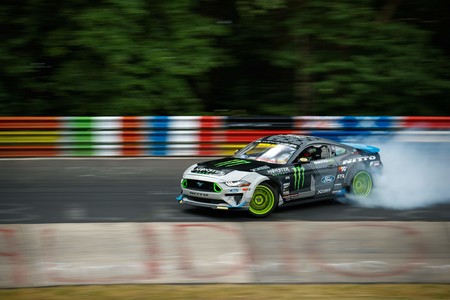 ¡Más humo! Esta es la versión extendida de Vaughn Gittin Jr y su Mustang haciendo drifting en Nürburgring