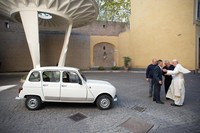 Renault 4, el "nuevo" papamóvil