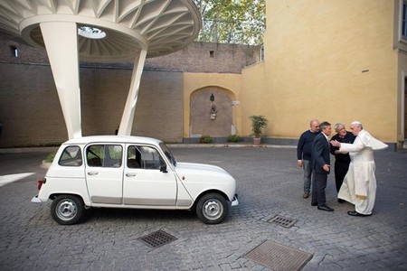 Renault 4, el "nuevo" papamóvil