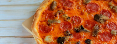 Receta de pizza de pepperoni e funghi, ideal para una cena en pareja