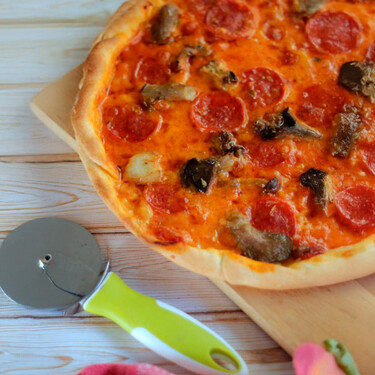 Receta de pizza de pepperoni e funghi, ideal para una cena en pareja