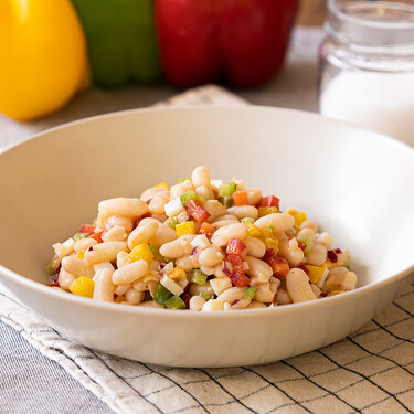 Ensalada de alubias blancas, una receta fresca y fácil para el verano con un truco súper sencillo