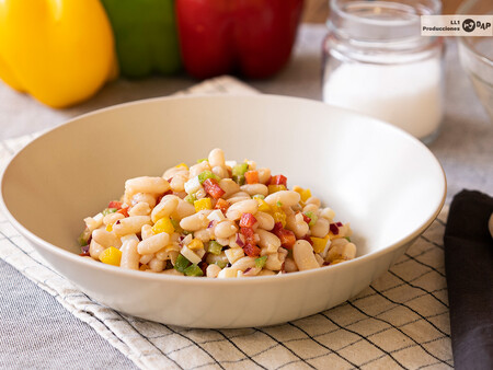 Ensalada de alubias blancas, una receta fresca y fácil para el verano con un truco súper sencillo