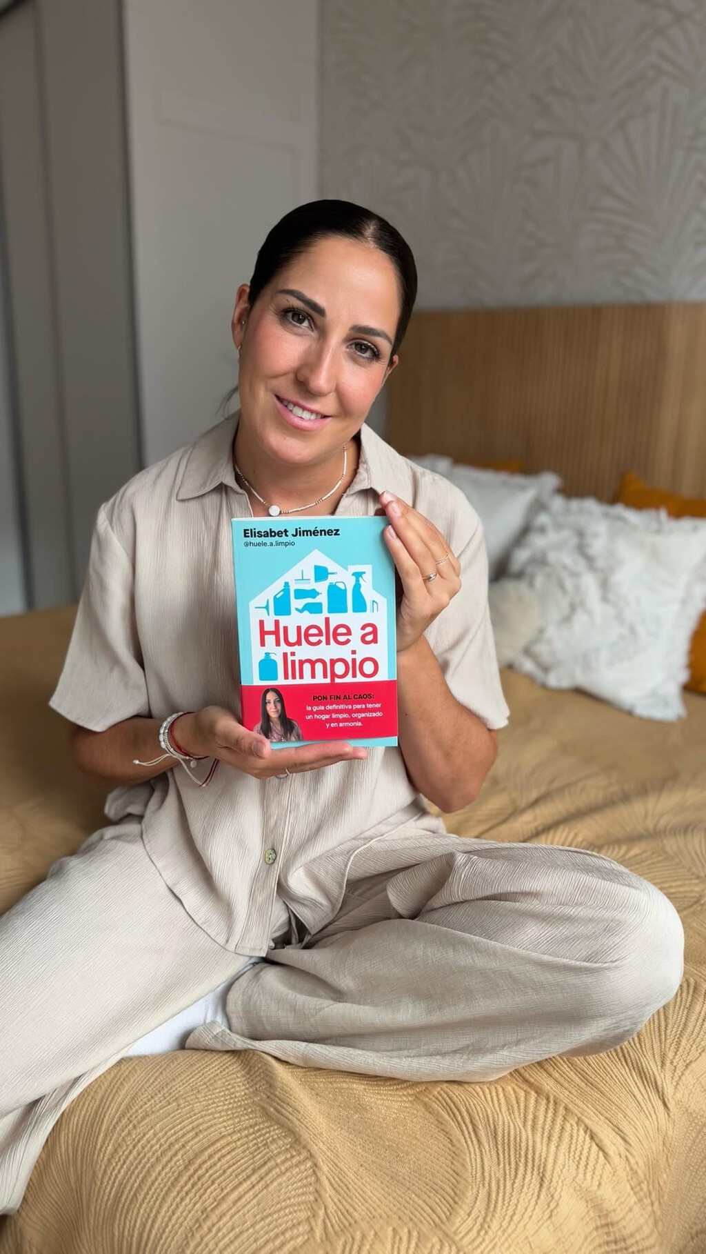 Elisabet Jiménez, experta en limpieza: "Elimina el polvo de tu hogar durante varios días con una mezcla de agua, vinagre de limpieza, lavaplatos, aceite de oliva y unas gotitas de aceite esencial"