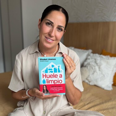 El trucazo de experta para elimina el polvo de casa durante varios días: una mezcla elaborada con ingredientes caseros que hidrata, da brillo y evita que el polvo se acumule